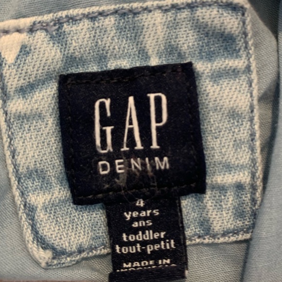 Gap girls light denim zippered jacket with white star. Size 4. - Picture 4 of 4